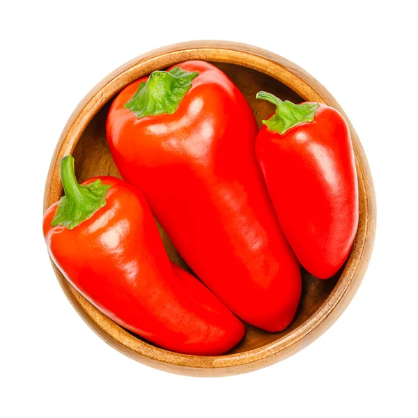 Snacken Rode Mini Paprika Een Houten Kom Rijp Verse Paprika — Stockfoto