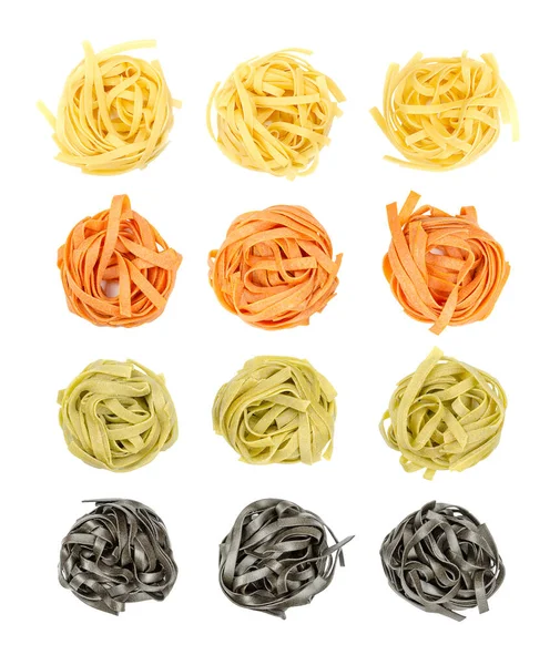 Färgad Tagliatelle Pasta Vriden Till Bon Ovanifrån Isolerad Över Vit — Stockfoto
