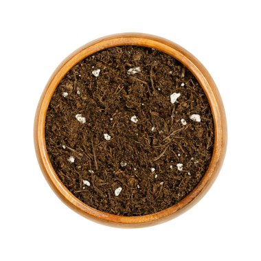 Ahşap bir kasede organik gübre. Yumuşak toprak, büyüme ortamı ve kültür substratı, tohum ekmek için. Çürümüş bataklık turbası, kabuk humusu, ahşap lifleri, kum ve NPK gübresinden yapılmış..