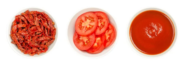 Verse Zongedroogde Tomatenschijfjes Tomatenpuree Witte Kommen Geïsoleerd Van Boven Stapel — Stockfoto