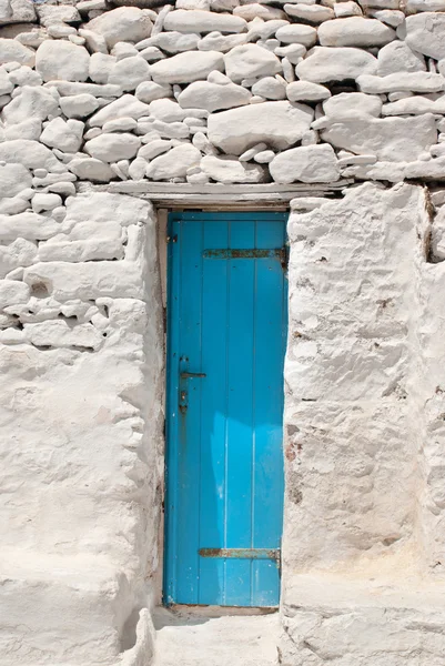 Puerta griega tradicional con flores en la isla de Mykonos, Grecia —  Fotos de Stock