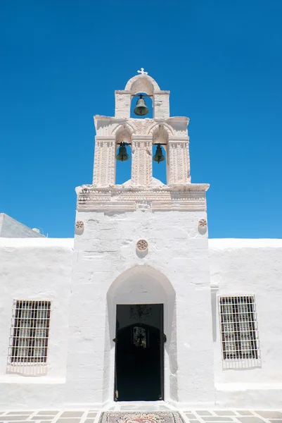 Campanario en el cielo azul en la isla de Mykonos, Grecia — Foto de Stock