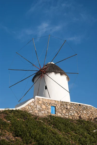 Moulin à vent traditionnel sur l'île de Mykonos, Grèce — Photo