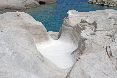 Mağara ve kleftiko alanda Milos deniz kaya oluşumları ben