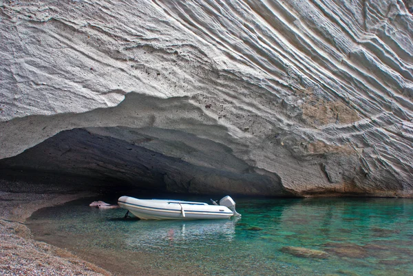 Caves and rock formations by the sea at Kleftiko area on Milos i — Stock Photo, Image