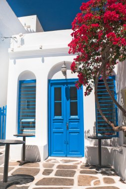 Yunanistan 'ın Sifnos adasındaki geleneksel Yunan sokağı