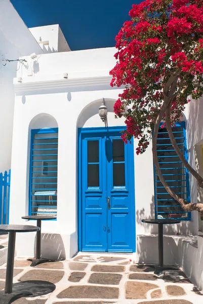 Традиционная греческая аллея на острове Сифнос, Греция — стоковое фото