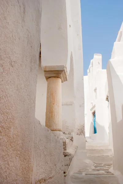 Traditional greek alley on Sifnos island, Greece — Stock Photo, Image