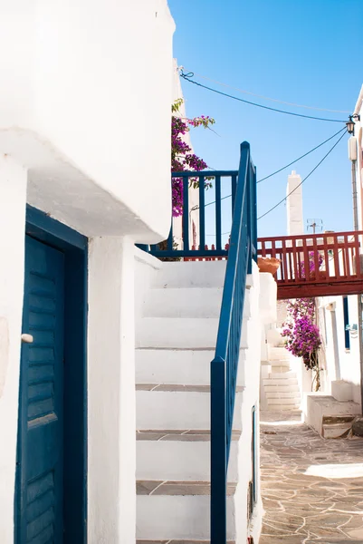 Callejón griego tradicional en la isla de Sifnos, Grecia —  Fotos de Stock