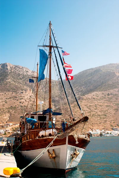 Barco de pesca tradicional na ilha de Mykonos Grécia — Fotografia de Stock