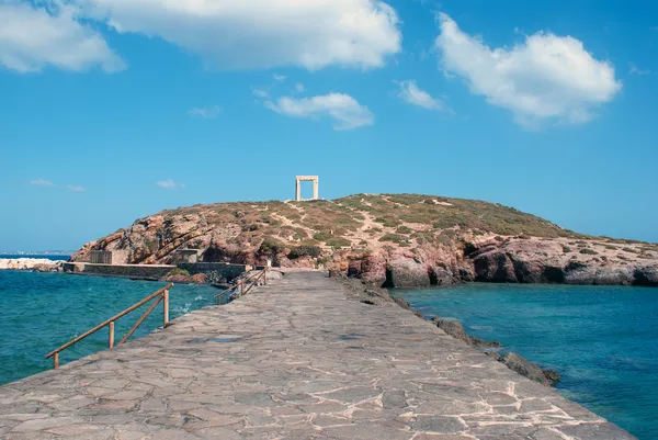 Porta antiga do templo de Apollon na ilha de Naxos, na Grécia — Fotografia de Stock