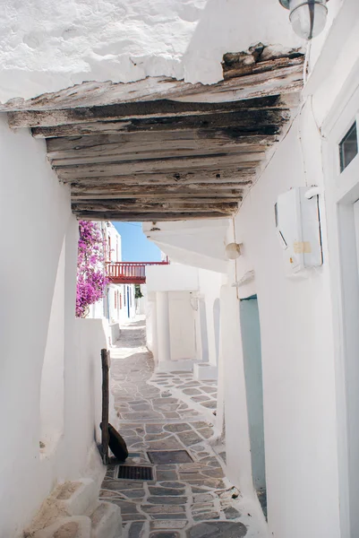 Традиционная греческая аллея на острове Сифнос, Греция — стоковое фото