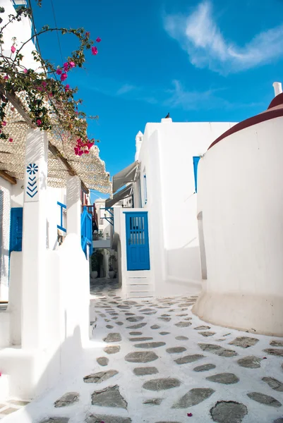 Vicolo tradizionale greco sull'isola di Mykonos, Grecia — Foto Stock