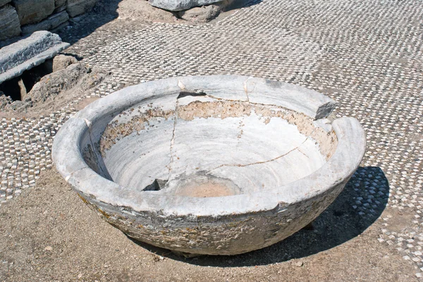 Ancient pottery wine amphora found in the ruins on the island of — Stock Photo, Image