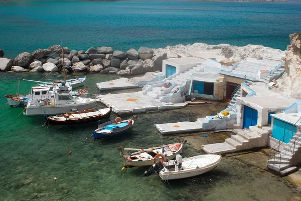 Традиционная рыбацкая деревня на острове Милош, Греция — стоковое фото
