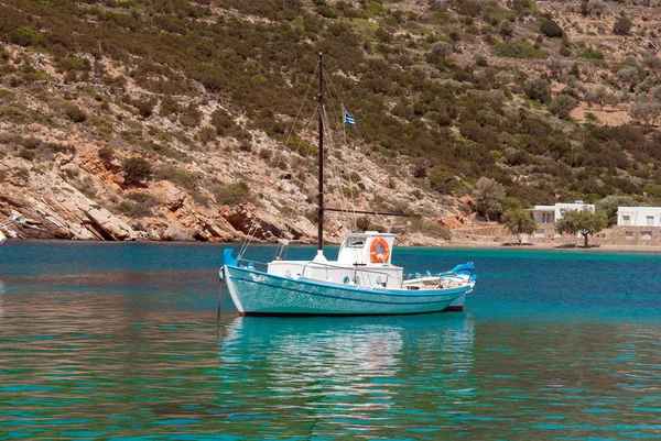 Barco de pesca tradicional na ilha de Sifnos Grécia — Fotografia de Stock