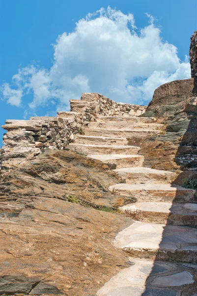 Steg av stenar på berg, sifnos, Grekland — Stockfoto