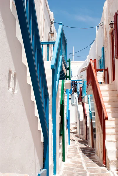 Callejón griego tradicional en la isla de Mykonos, Grecia — Foto de Stock