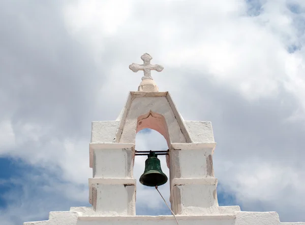 Belfry no céu azul na ilha de Mykonos, Grécia — Fotografia de Stock