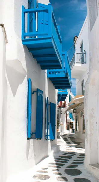 Tradycyjne greckie aleja na wyspie mykonos, Grecja — Zdjęcie stockowe