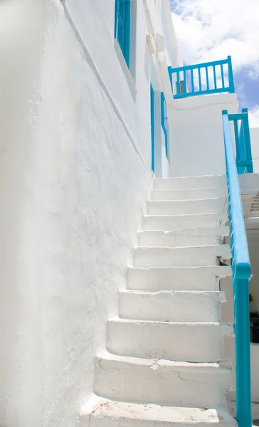 Traditionelle griechische Gasse auf der Insel Mykonos, Griechenland — Stockfoto