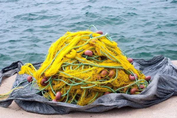 Reti da pesca di fronte al bellissimo porto del villaggio di Nikiti in — Foto Stock