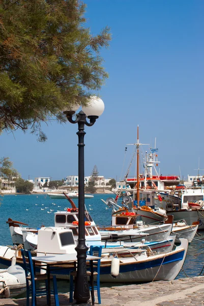 Villaggio di pescatori tradizionale sull'isola di Milos, Grecia — Foto Stock