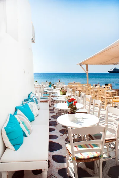 Cafetería griega tradicional en la isla de Mykonos, Grecia —  Fotos de Stock