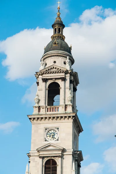 Glockenturm bei blauem Himmel in Budapest, Ungarn — Stockfoto
