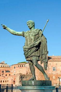 İmparator Sezar'ın bronz heykeli üzerinde augustus via dei fori Imperia