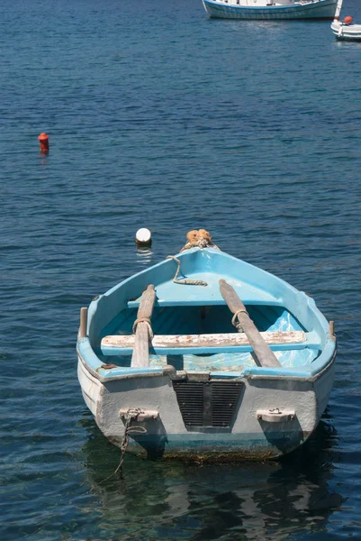 Barca da pesca tradizionale sull'isola di Milos Grecia — Foto Stock