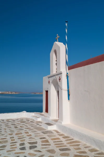 Klockstapeln på blue sky på mykonos island, Grekland — Stockfoto
