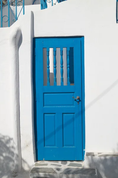 Tradycyjne greckie drzwi na wyspie mykonos, Grecja — Zdjęcie stockowe