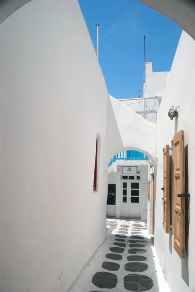 Callejón griego tradicional en la isla de Mykonos, Grecia —  Fotos de Stock