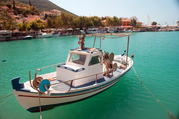 Barco de pesca tradicional en la isla de Lefkada Grecia — Foto de Stock