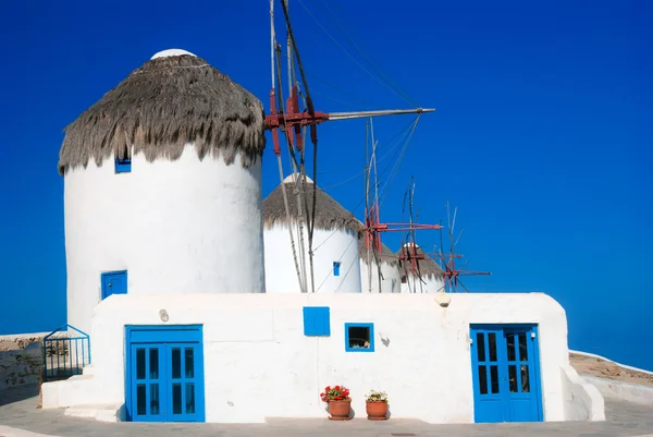 Tradiční větrný mlýn na ostrově mykonos, Řecko — Stock fotografie