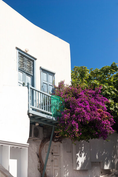 Традиционная греческая аллея на острове Миконос, Греция
