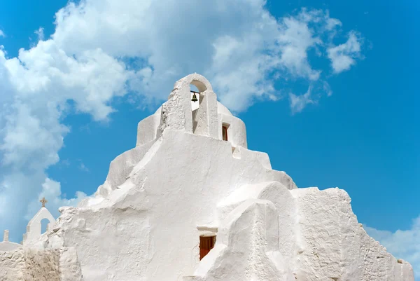 Alte Paraportiani-Kirche aus dem 14. Jahrhundert in den Wolken - die berühmteste — Stockfoto