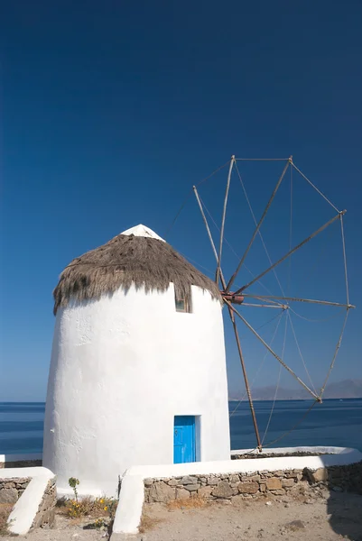 Hagyományos szélmalom Mykonos island, Görögország — Stock Fotó