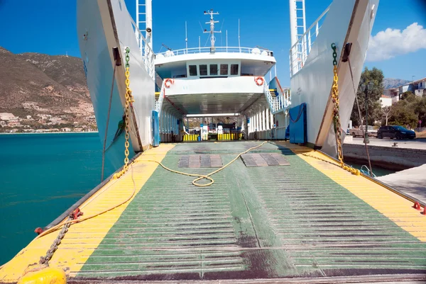 Araba feribota Yunanistan Adaları anakaraya bağlayan