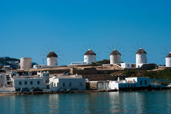Krásný větrný mlýn na ostrově mykonos, Řecko — Stock fotografie