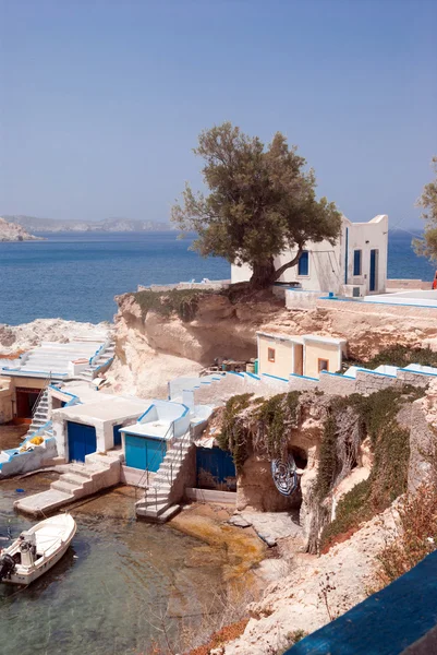 Vila piscatória tradicional na ilha de Milos, Grécia — Fotografia de Stock