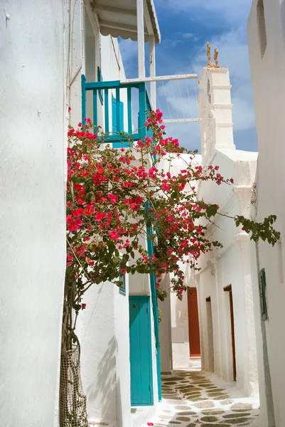 Callejón griego tradicional en la isla de Mykonos, Grecia — Foto de Stock