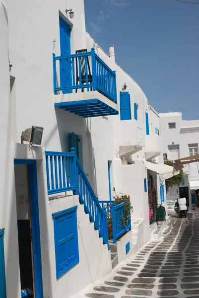 Ruelle grecque traditionnelle sur l'île de Sifnos, Grèce — Photo