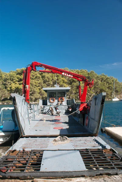 Barco de ferry-boat na Grécia ligando as ilhas ao continente — Fotografia de Stock