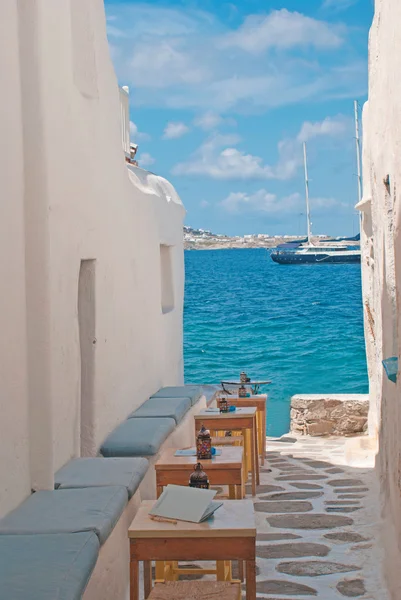 Traditionele Griekse steeg op het eiland Sifnos, Griekenland — Stockfoto