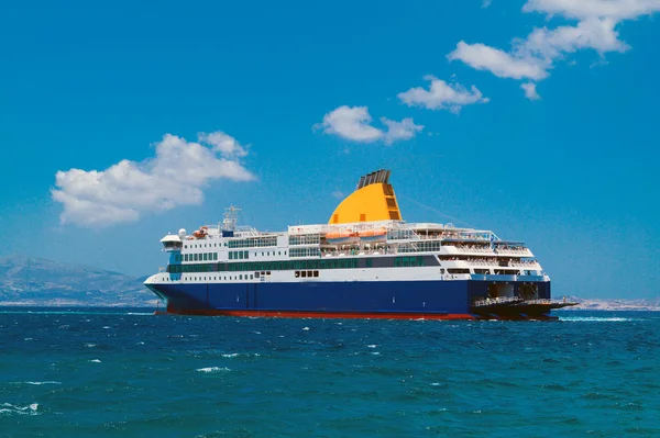 Navio de cruzeiro na ilha de Mykonos, Grécia — Fotografia de Stock