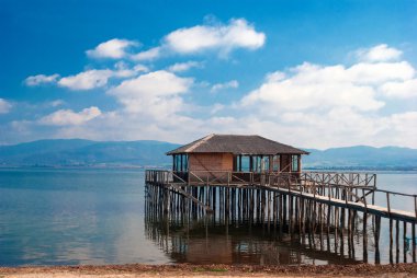 doiranii alan Yunanistan'ın tipik göl evi