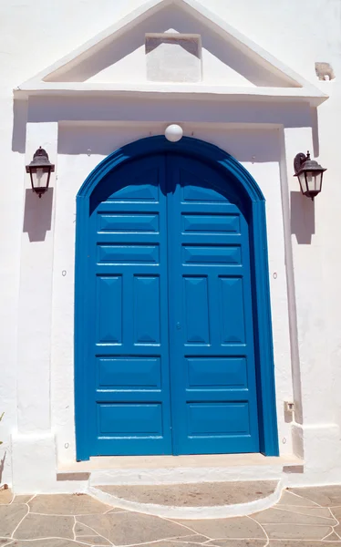 Puerta griega tradicional en la isla de Mykonos, Grecia — Foto de Stock