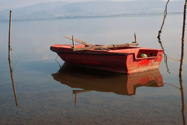 Barca da pesca tradizionale sul lago di Doirani, Grecia — Foto Stock